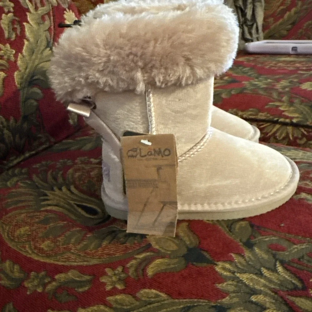 LAMO Suede Faux Fur Wrap Around Boots Size 11 Girls Brand New Color light pink